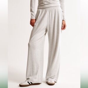 Abercrombie & Fitch Gray Cozy Knit Wide Leg Sweatpant. Medium.